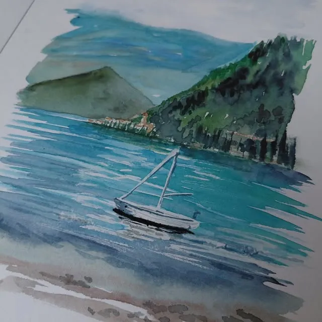 Voilier sur une eau turquoise devant une côte boisée, à l'aquarelle.