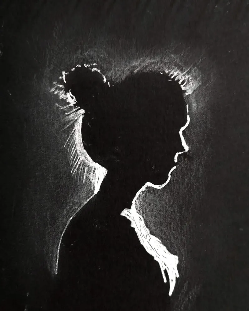 Silhouette d'une jeune femme au chignon, de profil, dessinée au crayon blanc sur papier noir : seul le contour est éclairé.